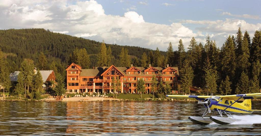 Sandpoint Travel Guide – Panoramic view of Lake Pend Oreille with Selkirk Mountains in the background