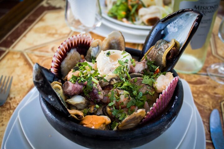 Valparaíso 5 Day Itinerary – Enjoying fresh Chilean seafood and local cuisine in a hillside café