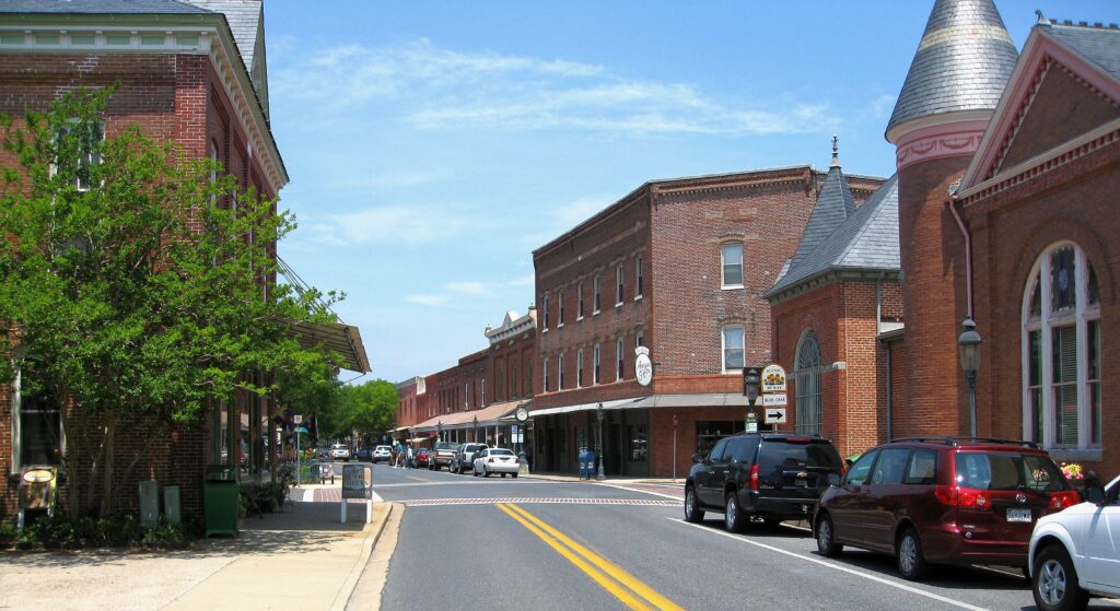 Berlin Maryland Travel Guide – Brick-paved Main Street with historic buildings and vibrant shopfronts