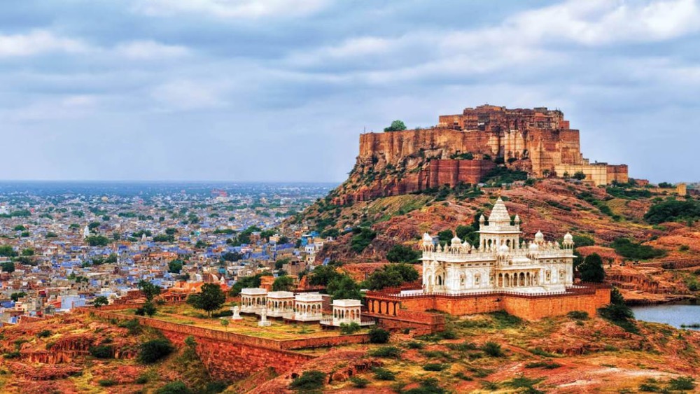 Autumn destinations India with scenic views