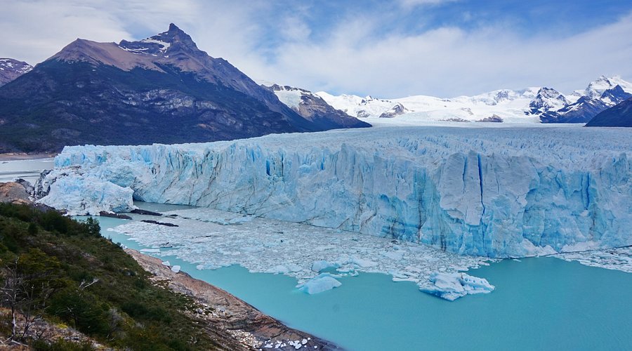 Glacier Bay Travel Guide โ Towering Margerie Glacier with deep blue ice formations