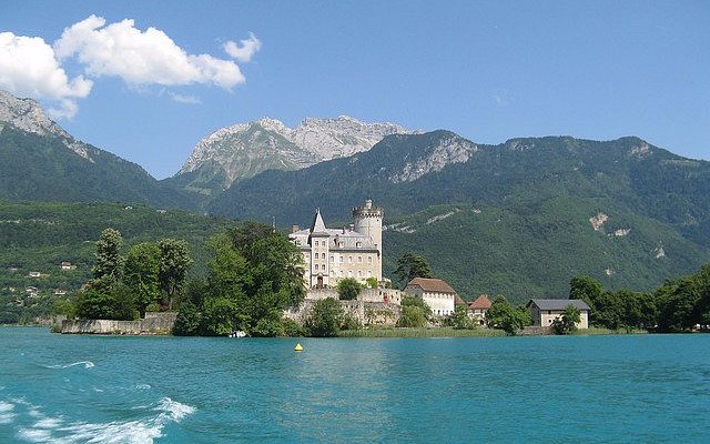 Annecy Travel Guide – Alpine scenery and mountain chalets