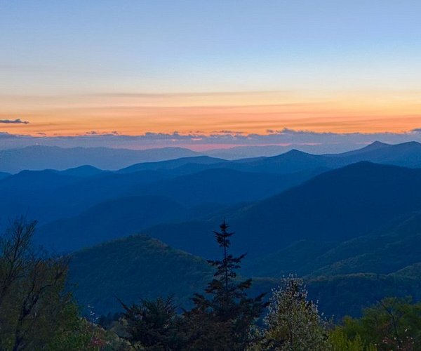 North Carolina Travel Guide – Blue Ridge Mountains glowing at sunrise with rolling mist
