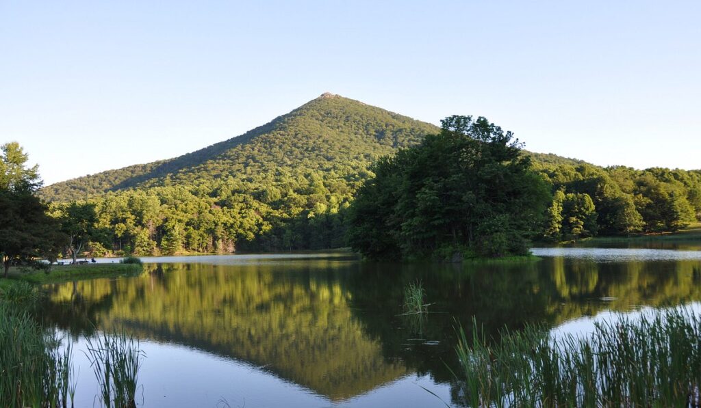 Virginia Travel Guide – Blue Ridge Mountains scenic view in autumn foliage