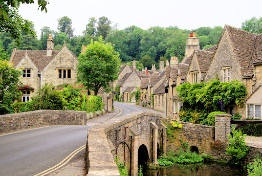 Cotswolds 5 Day Itinerary showcasing rolling green hills and charming honey-stone villages