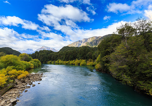 FutaleufĂș Chile travel guide - turquoise FutaleufĂș River rushing through Patagonian mountains