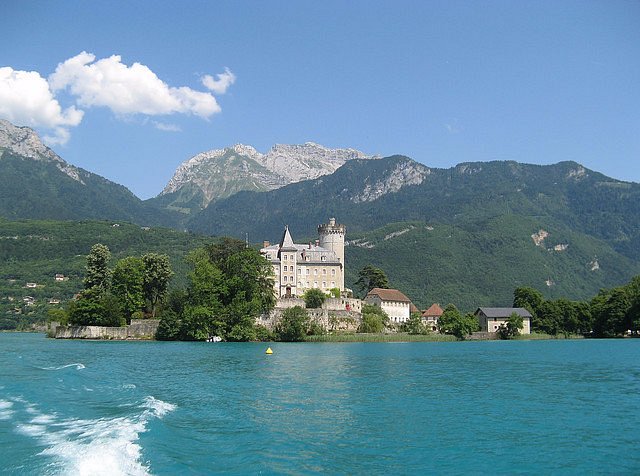Stunning aerial view of Annecy’s turquoise lake and medieval old town, a perfect scene for an Annecy France travel guide capturing its alpine beauty and romantic charm.