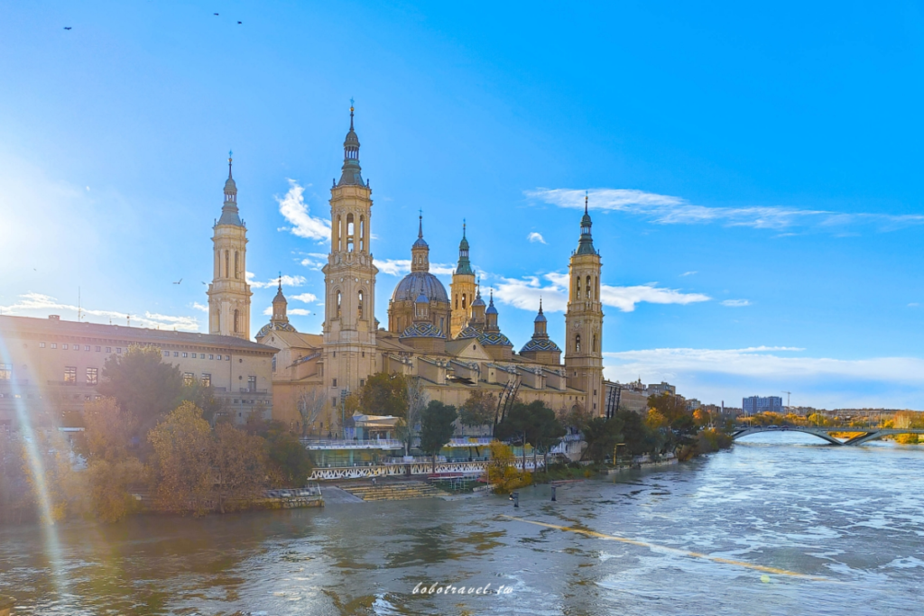 A sunset view over the Basilica del Pilar and Ebro River in Zaragoza, Spain — ideal for a Zaragoza Spain travel guide.