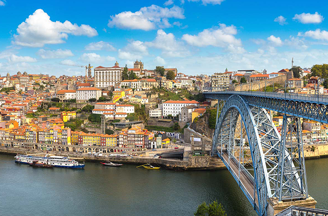 Sorgenfri Portugal travel guide – panoramic view of Sorgenfri Palace with surrounding royal gardens, tree-lined lake, and early autumn light